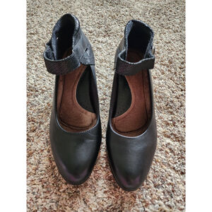 Earth Origins Garnet Black Leather Mary Jane Pumps Size 9.5B‎ Comfort Heel